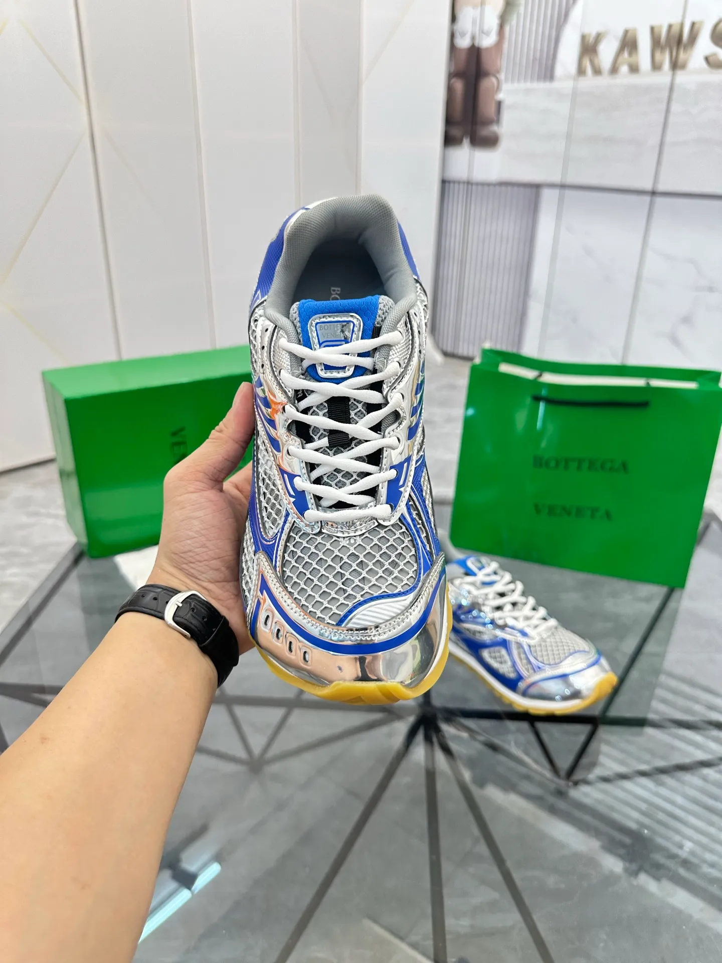 Factory men's shoes 💰: 620💰 (top version) BV Orbit sneakers Wang Yibo's same style couple's dad shoes Runner sneakers, made of lightweight technical mesh fabric. Matched with geometric pattern designed rubber outsole Wang Zha series high version Look for the package craftsmanship The actual height is much higher, but the legs are still slim. Very nice and playable and durable Matching to the standard 💯 Package shoe technology Look for the high version The outsole is made of color-blocked TPU outsole Women's model 35 36 37 38 39 40 41 (40 41 customized) Men's model 38 39 40 41 42 43 44 45. (Customized size 38 45.46) No. H345